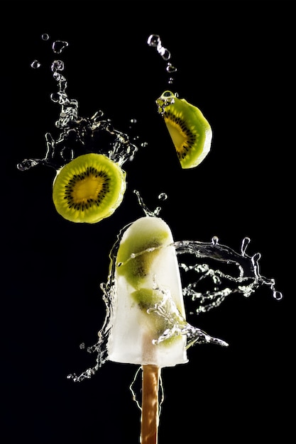 Helado de frutas refrescante con kiwi y salpicaduras de agua