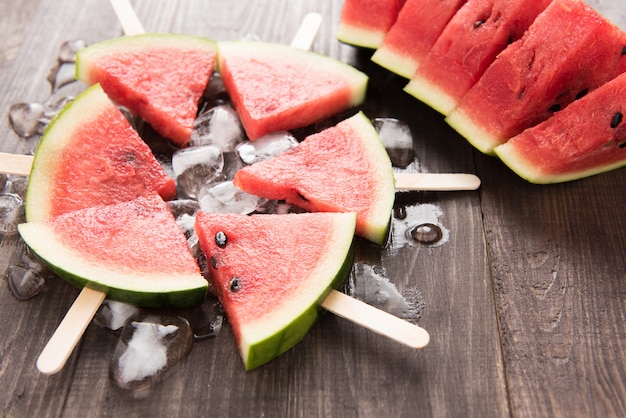 Helado de frutas en rodajas de sandía en la mesa de madera