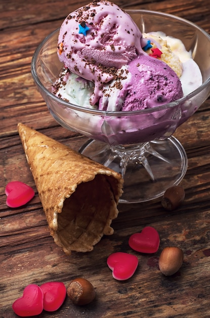 Helado de frutas en un tazón