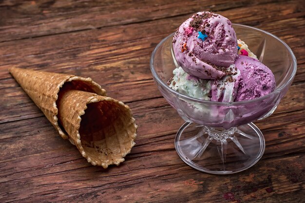 Helado de frutas en un tazón