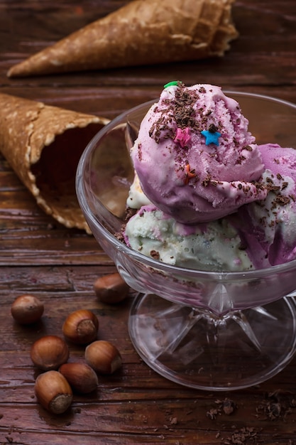 Helado de frutas en un tazón