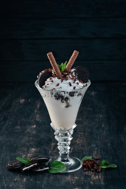 Helado con galletas de chocolate Sobre un fondo de madera negra Copiar espacio