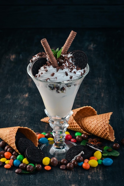 Helado con galletas de chocolate Sobre un fondo de madera negra Copiar espacio