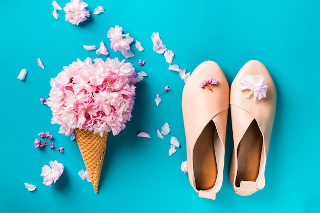 Helado hecho con flores rosas de sakura con zapatos de moda