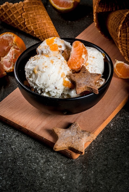 Helado de invierno con pan de jengibre y mandarinas