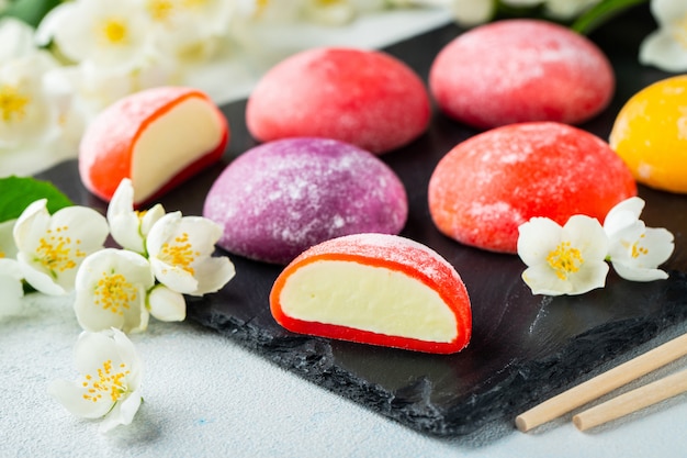 Helado japonés de color Mochi en masa de arroz.