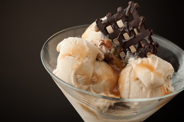 Helado en un jarrón sobre un fondo oscuro