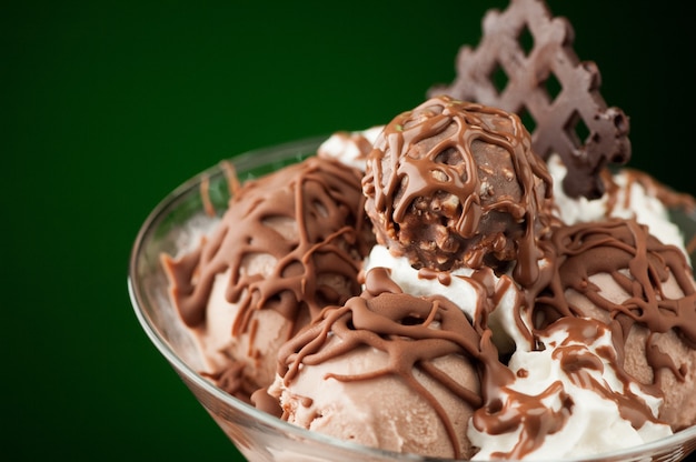 Foto helado en un jarrón sobre un fondo oscuro