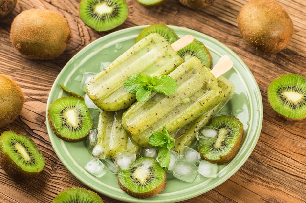 Helado de kiwi sobre la superficie de la tabla de madera