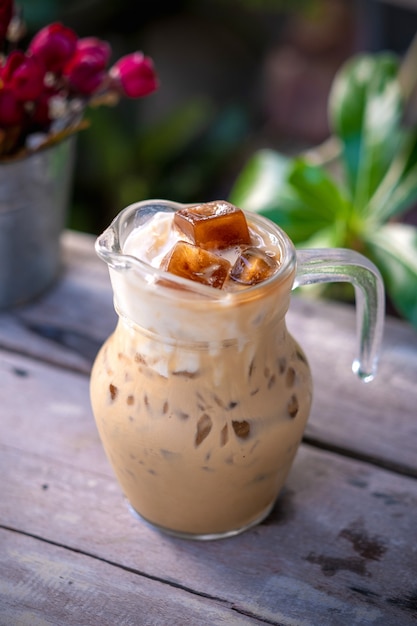 Helado de leche en el vaso en el fondo de la mesa de madera