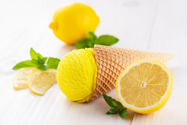 Helado de limón en un cono de galleta sobre una mesa de madera