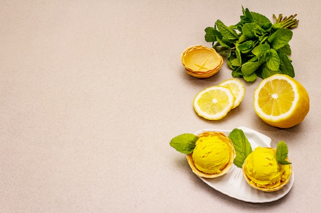 Helado de limón con menta en un plato