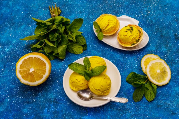 Helado de limón con menta en un plato