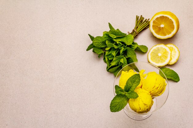 Helado de limón con menta en un vaso