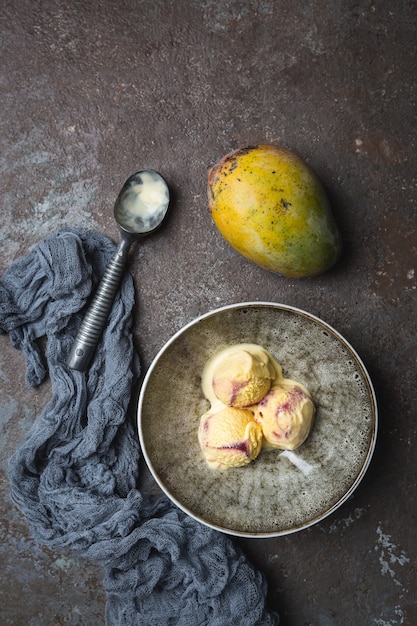 Helado de mango casero en un bol con frutas frescas