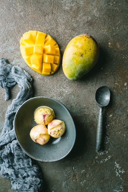 Helado de mango casero en un bol con frutas frescas