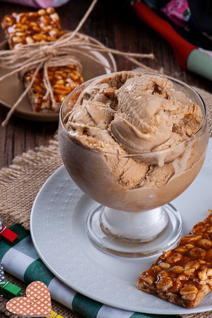 Helado de maní en un vaso.