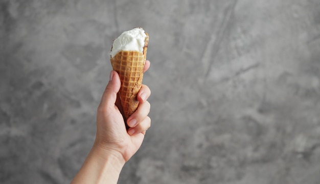 Helado en una mano femenina