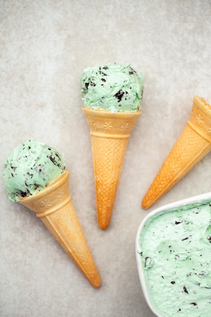 Helado de menta con chips de chocolate