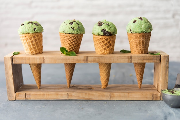 Helado con menta y chispas de chocolate