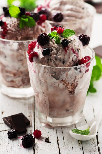 Helado con menta y chocolate.