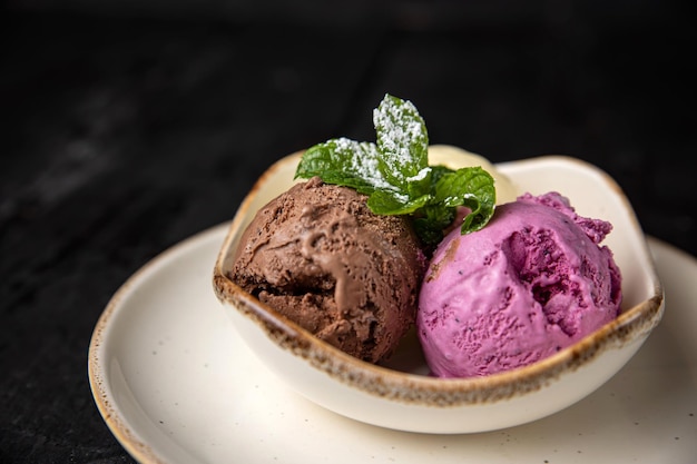 helado con menta sobre un fondo oscuro.