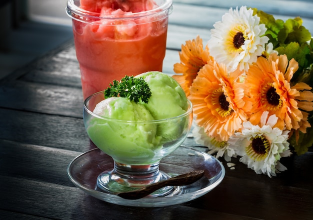 Helado en la mesa de madera