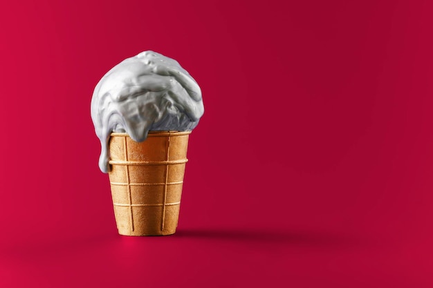 Helado metálico derretido en una copa de oro sobre un fondo rojo Concepto creativo para una venta premium