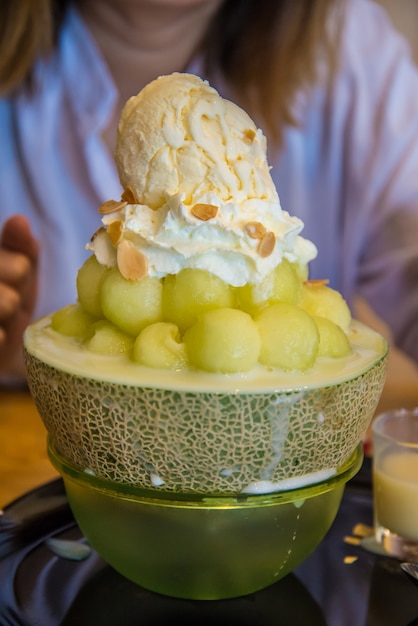 Foto helado en la mitad de las bolas de melón. bing su