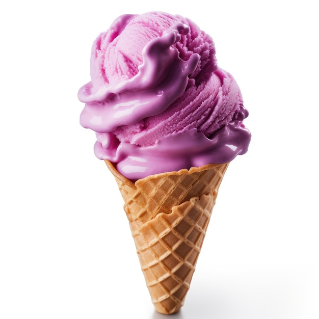 Helado morado en cono de waffle aislado sobre fondo blanco