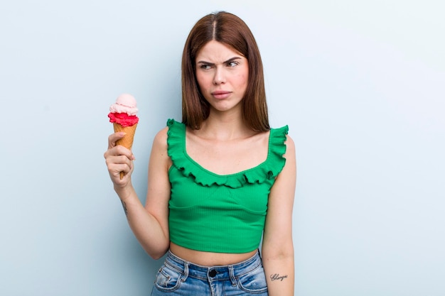 Helado de mujer bonita adulta joven y concepto de verano