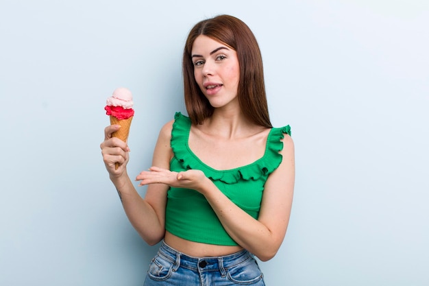 Helado de mujer bonita adulta joven y concepto de verano