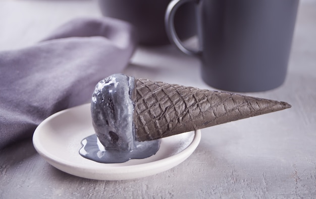 Helado negro en los tradicionales conos de helado.