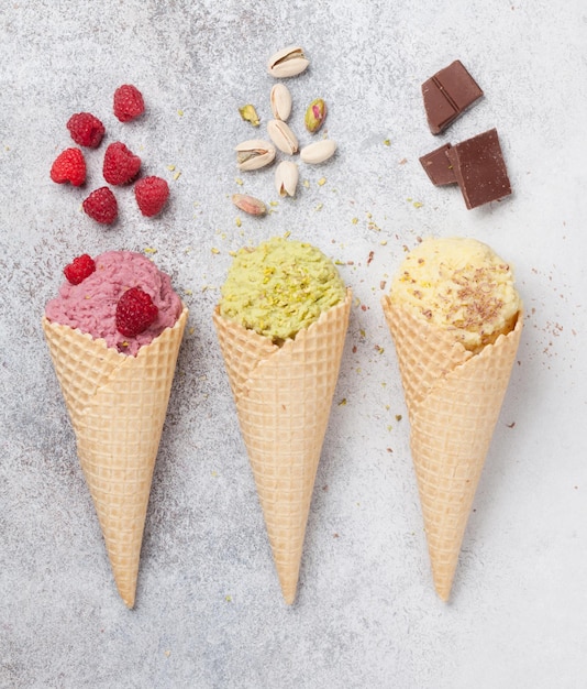 Helado con nueces y bayas