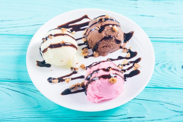 Foto helado con nueces y cobertura de chocolate fondo de comida