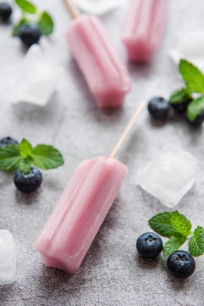 Helado o paletas caseras de arándanos