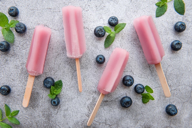 Helado o paletas caseras de arándanos