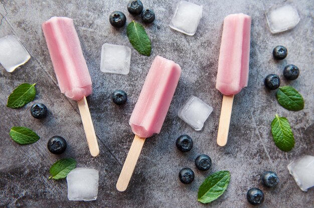 Helado o paletas caseras de arándanos