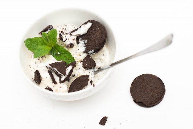 Helado orgánico casero con chispas de chocolate, galletas de chocolate y menta.