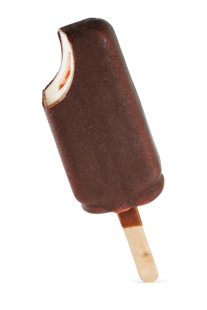 Helado de paleta de chocolate marrón aislado en blanco