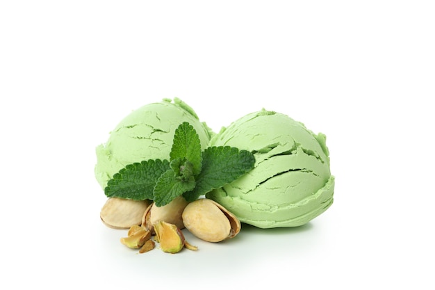 Helado de pistacho aislado sobre fondo blanco.