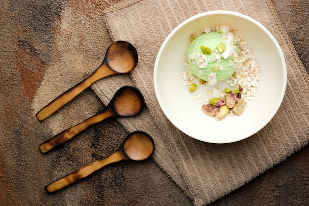 Foto helado de pistacho con chocolate blanco en la mesa de madera vieja. comida sana. comida vegana