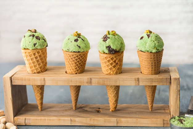 Helado con pistacho y chocolate.