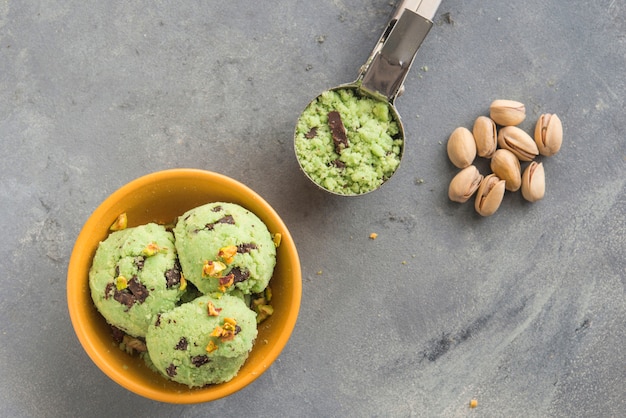 Helado con pistacho y chocolate.