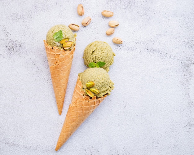 Helado de pistacho en conos de waffle