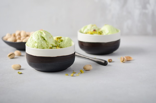 Helado de pistacho en cuencos