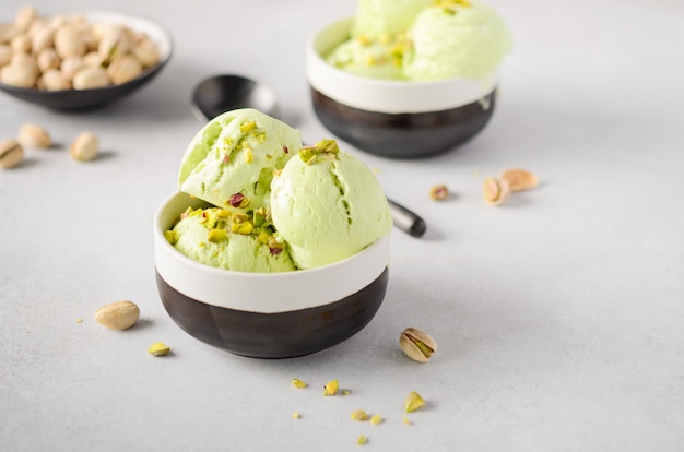 Helado de pistacho en cuencos.