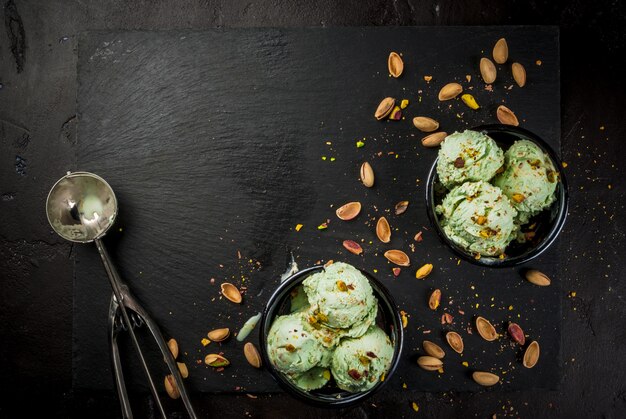 Helado de pistacho espolvoreado con nueces