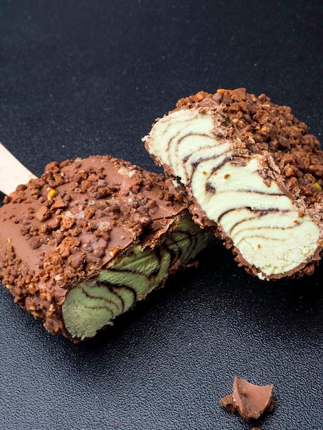 Helado de pistacho con sabor a té verde pistachos nueces chocolate aislado sobre fondo negro