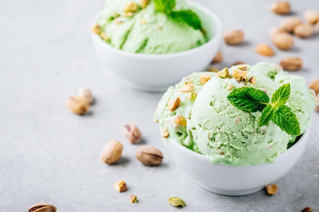 Helado de pistacho verde casero con espacio de copia de hojas de menta